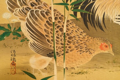 Ecole japonaise: Coq, poule et poussins, aquarelle et encre sur papier, mont&eacute; en rouleau, Meiji, 19&egrave;me