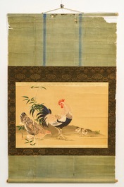 Ecole japonaise: Coq, poule et poussins, aquarelle et encre sur papier, mont&eacute; en rouleau, Meiji, 19&egrave;me