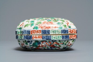 Une bo&icirc;te couverte en porcelaine de Chine wucai &agrave; d&eacute;cor de dragons, marque de Wanli, 18/19&egrave;me