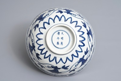 Un bol imp&eacute;rial dit 'de palais' en porcelaine de Chine bleu et blanc, marque et &eacute;poque de Wanli