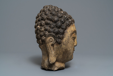 Une t&ecirc;te de Bouddha en pierre sculpt&eacute;e, traces de dorure et polychromie, Chine, Ming