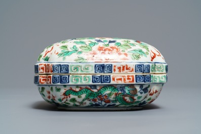Une bo&icirc;te couverte en porcelaine de Chine wucai &agrave; d&eacute;cor de dragons, marque de Wanli, 18/19&egrave;me