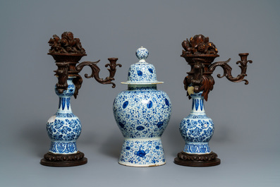 Une garniture de trois vases en fa&iuml;ence de Delft bleu et blanc aux montures en bois, 18&egrave;me