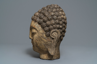 Une t&ecirc;te de Bouddha en pierre sculpt&eacute;e, traces de dorure et polychromie, Chine, Ming