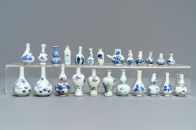 Un bel ensemble de 66 vases miniatures en porcelaine de Chine bleu et blanc, Kangxi