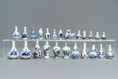 Een fraaie collectie van 66 Chinese blauwwitte miniatuur vaasjes, Kangxi