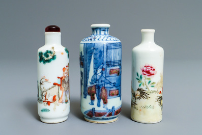 Three Chinese porcelain snuff bottles, 19/20th C.