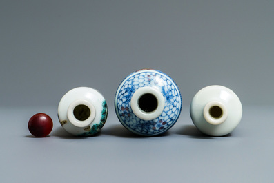 Three Chinese porcelain snuff bottles, 19/20th C.