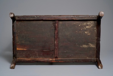 Een Chinese houten &eacute;tag&egrave;re, 19/20e eeuw