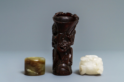 Een Chinese jade boogschuttersring, een hoornen rituele beker en een penselenwasser in Peking glas, 18e eeuw en later