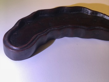 A Chinese ge-glazed brush rest, Qianlong mark, 19/20th C.