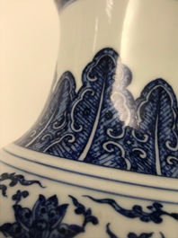 Un vase en porcelaine de Chine bleu et blanc &agrave; d&eacute;cor de rinceaux floraux, marque de Qianlong, 19/20&egrave;me