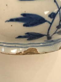 Quatre petits vases en fa&iuml;ence de Delft palette cachemire et bleu et blanc, fin du 17&egrave;me