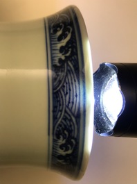 Un vase en porcelaine de Chine bleu et blanc &agrave; d&eacute;cor de rinceaux floraux, marque de Qianlong, 19/20&egrave;me