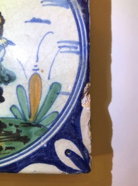 Een polychrome majolica medaillontegel met een soldaat, Noordelijke Nederlanden, 1e kwart 17e eeuw