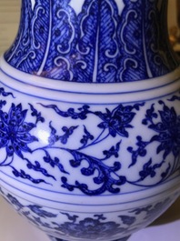 Een Chinese blauwwitte vaas met floraal decor, Qianlong merk, 19/20e eeuw