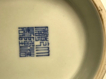 Un vase en porcelaine de Chine bleu et blanc &agrave; d&eacute;cor de rinceaux floraux, marque de Qianlong, 19/20&egrave;me