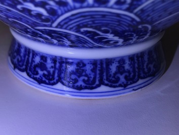 Un vase en porcelaine de Chine bleu et blanc &agrave; d&eacute;cor de rinceaux floraux, marque de Qianlong, 19/20&egrave;me