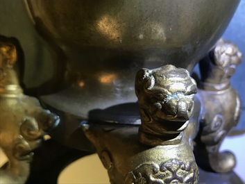 Twee Chinese bronzen vazen, 19e eeuw