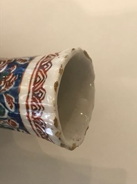 Quatre petits vases en fa&iuml;ence de Delft palette cachemire et bleu et blanc, fin du 17&egrave;me