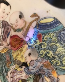 Een fijn Chinees famille rose 'ruby back' eierschaal bord met een dame met drie knapen, Yongzheng