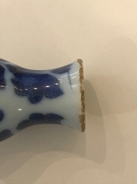 Quatre petits vases en fa&iuml;ence de Delft palette cachemire et bleu et blanc, fin du 17&egrave;me