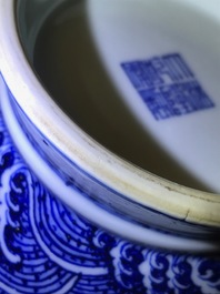 Un vase en porcelaine de Chine bleu et blanc &agrave; d&eacute;cor de rinceaux floraux, marque de Qianlong, 19/20&egrave;me