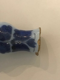 Quatre petits vases en fa&iuml;ence de Delft palette cachemire et bleu et blanc, fin du 17&egrave;me