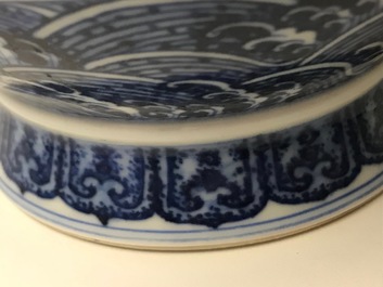 Un vase en porcelaine de Chine bleu et blanc &agrave; d&eacute;cor de rinceaux floraux, marque de Qianlong, 19/20&egrave;me