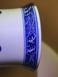 Un vase en porcelaine de Chine bleu et blanc &agrave; d&eacute;cor de rinceaux floraux, marque de Qianlong, 19/20&egrave;me