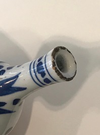 Quatre petits vases en fa&iuml;ence de Delft palette cachemire et bleu et blanc, fin du 17&egrave;me