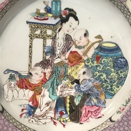 Een fijn Chinees famille rose 'ruby back' eierschaal bord met een dame met drie knapen, Yongzheng
