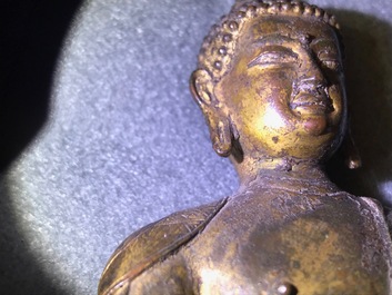 Une figure de Bouddha Shakyamuni en bronze dor&eacute;, Tibet, 15/16&egrave;me