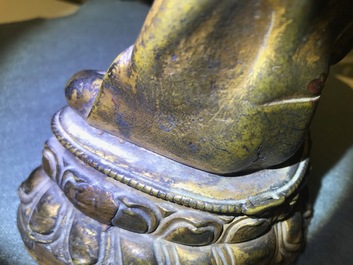 Une figure de Bouddha Shakyamuni en bronze dor&eacute;, Tibet, 14/15&egrave;me