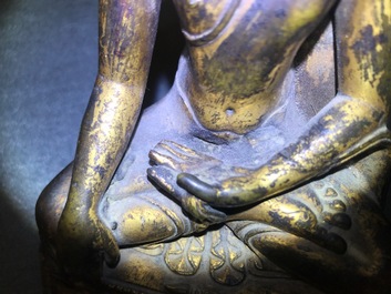 Une figure de Bouddha Shakyamuni en bronze dor&eacute;, Tibet, 14/15&egrave;me