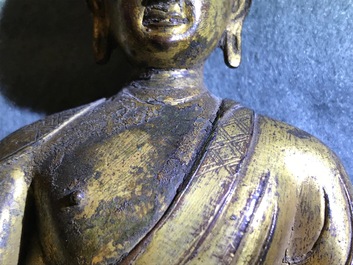 Een verguld bronzen figuur van Boeddha Shakyamuni, Tibet, 15/16e eeuw