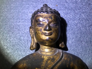 Une figure de Bouddha Shakyamuni en bronze dor&eacute;, Tibet, 14/15&egrave;me