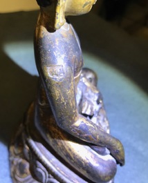 Een verguld bronzen figuur van Boeddha Shakyamuni, Tibet, 14/15e eeuw