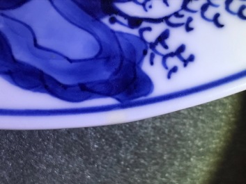 Deux assiettes en porcelaine de Chine bleu et blanc et famille verte, Kangxi