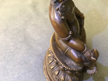 Een Sino-Tibetaanse bronzen figuur van Jambhala, 17/18e eeuw