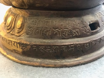 Un groupe de Manjusri et Prajnaparamita en bronze dor&eacute; &agrave; inscription, Tibet, 17/18&egrave;me