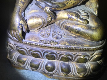 Een verguld bronzen figuur van Boeddha Shakyamuni, Tibet, 14/15e eeuw