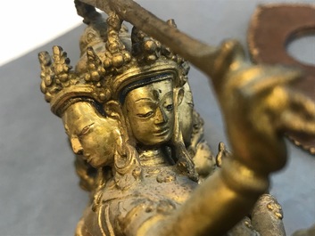 Een Tibetaanse verguld bronzen groep met Manjusri en Prajnaparamita met inscriptie, 17/18e eeuw