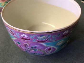 Une collection de tasses et soucoupes et un vase en porcelaine de Chine pour le march&eacute; Peranakan ou Straits, 19&egrave;me