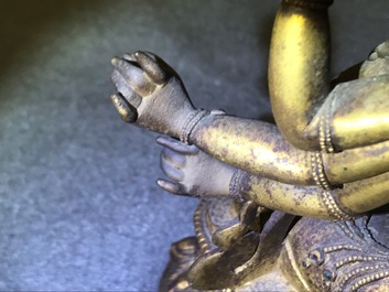 Une figure d'Ushnishavijaya en bronze dor&eacute; incrust&eacute;, Sino-Tibet, 17/18&egrave;me