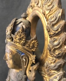 Een Sino-Tibetaanse verguld bronzen figuur van Amitayus, gedat. 1770, Qianlong