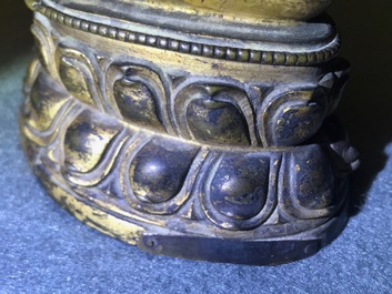 Een verguld bronzen figuur van Boeddha Shakyamuni, Tibet, 14/15e eeuw