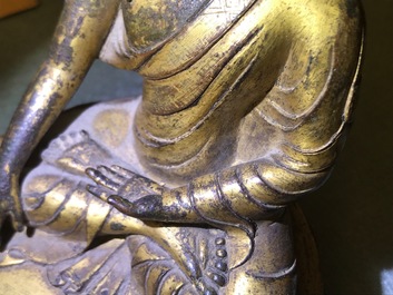 Een verguld bronzen figuur van Boeddha Shakyamuni, Tibet, 15/16e eeuw