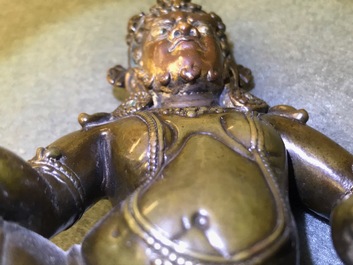 Een Sino-Tibetaanse bronzen figuur van Jambhala, 17/18e eeuw