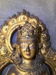 Een Sino-Tibetaanse verguld bronzen figuur van Amitayus, gedat. 1770, Qianlong